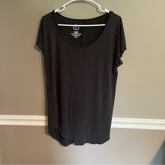 ⭐️4 for $10⭐️Maurice’s Silver / Grey Polka Dot Flowy T Shirt. - Picture 3 of 7
